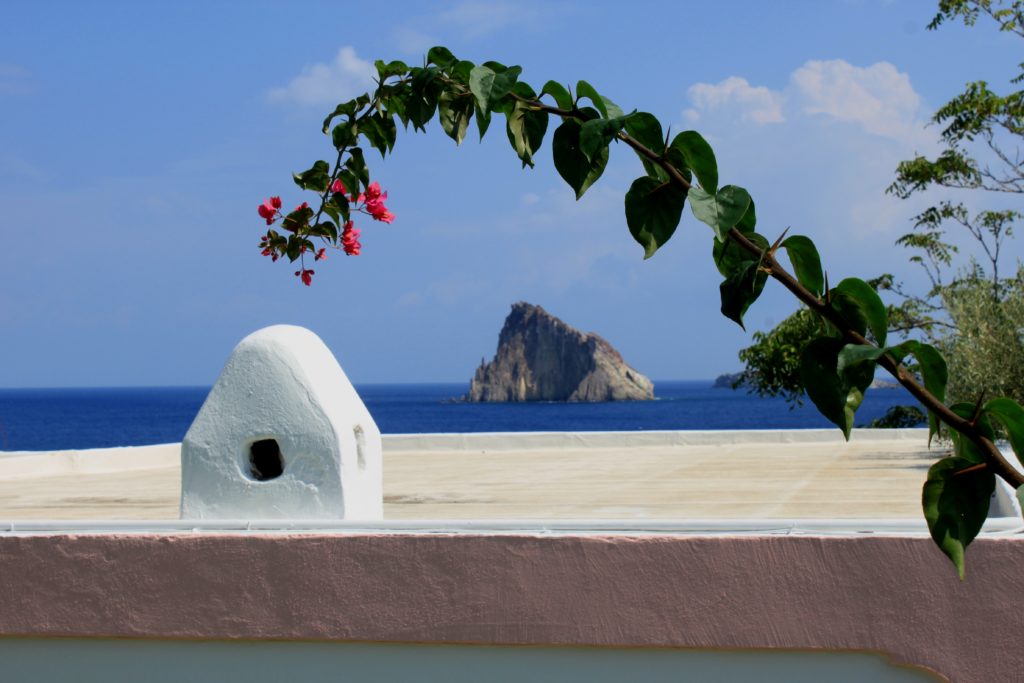 Vue depuis Panarea sur Dàttilo (Iles Eoliennes, Sicile)
